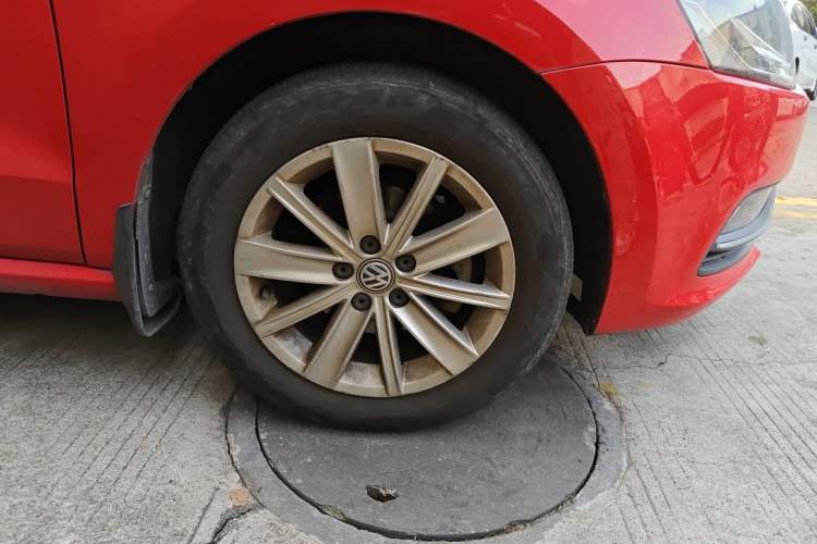 Used Volkswagen Polo 2014 1.6L Automatic Comfort Edition Right Front Wheel Hub