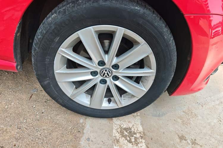 Used Volkswagen Polo 2014 1.4L Automatic Comfort Edition Right Front Wheel Hub