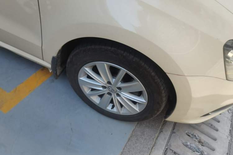 Used Volkswagen Polo 2014 1.4L Automatic Comfort Edition Right Front Wheel Hub
