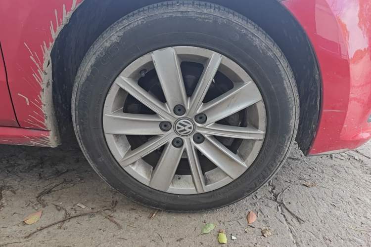 Used Volkswagen Polo 2014 1.4L Automatic Comfort Edition Right Front Wheel Hub