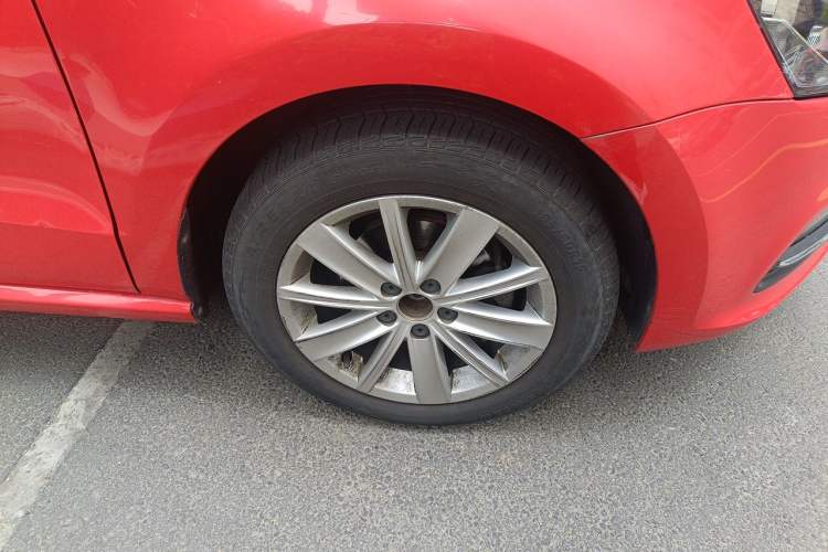 Used Volkswagen Polo 2014 1.4L Automatic Comfort Edition Right Front Wheel Hub