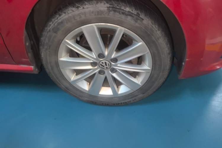 Used Volkswagen Polo 2014 1.6L Automatic Comfort Edition Right Front Wheel Hub