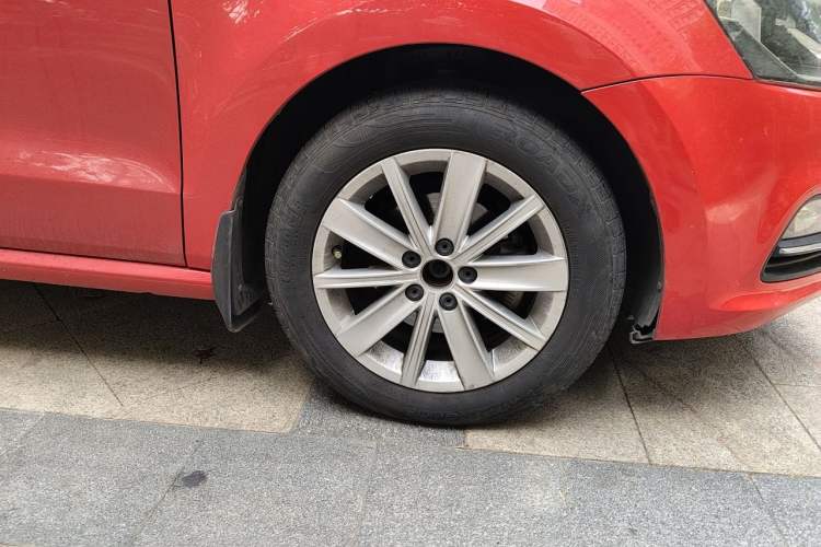 Used Volkswagen Polo 2014 1.4L Automatic Comfort Edition Right Front Wheel Hub