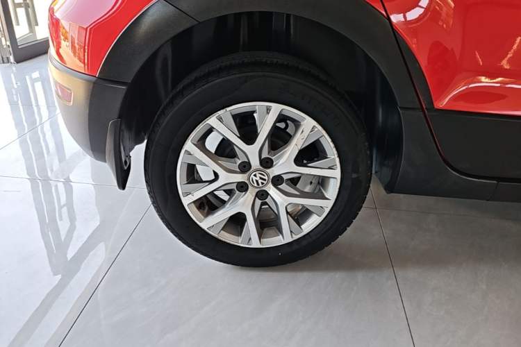 Used Volkswagen Polo 2014 1.6L Cross Polo Automatic Right Rear Wheel Hub