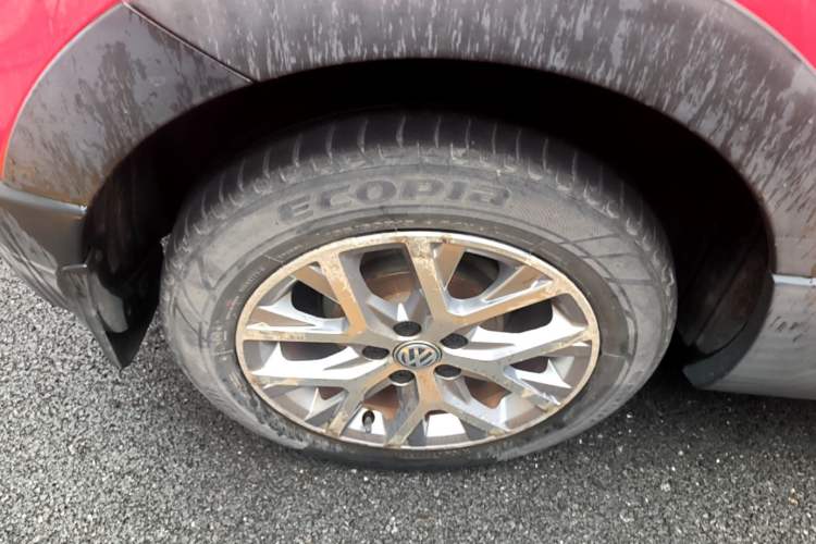 Used Volkswagen Polo 2014 1.6L Cross Polo Automatic Right Rear Wheel Hub