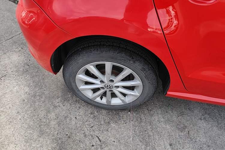 Used Volkswagen Polo 2014 1.6L Automatic Luxury Edition Right Rear Wheel Hub