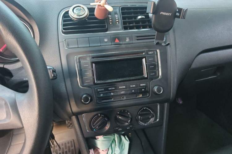 Used Volkswagen Polo 2014 1.6L Automatic Comfort Edition Audio And AC Panel