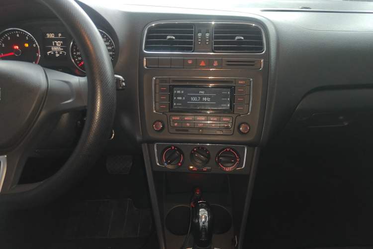 Used Volkswagen Polo 2014 1.4L Automatic Comfort Edition Audio And AC Panel