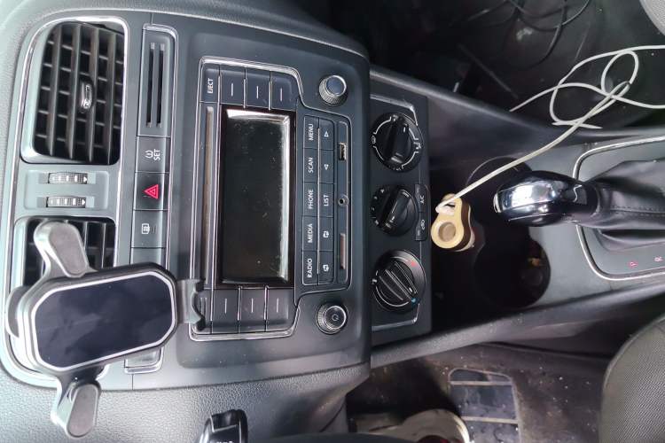 Used Volkswagen Polo 2014 1.4L Automatic Comfort Edition Audio And AC Panel