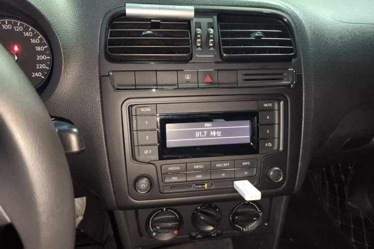 Used Volkswagen Polo 2014 1.4L Manual Fashion Edition Audio And AC Panel