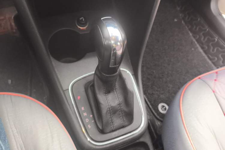 Used Volkswagen Polo 2014 1.4L Automatic Comfort Edition Gear Lever