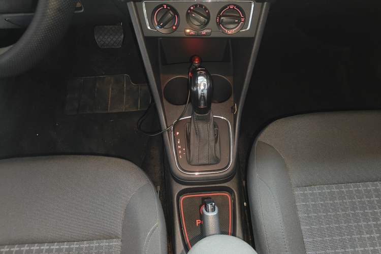 Used Volkswagen Polo 2014 1.4L Automatic Comfort Edition Gear Lever
