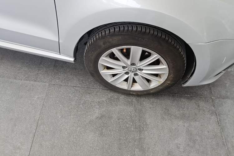 Used Volkswagen Polo 2014 1.4L Automatic Comfort Edition Right Front Wheel Hub