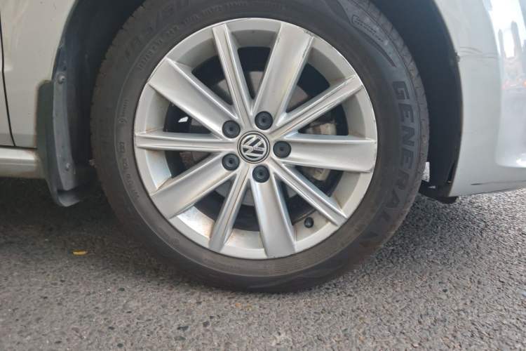 Used Volkswagen Polo 2014 1.6L Automatic Comfort Edition Right Front Wheel Hub