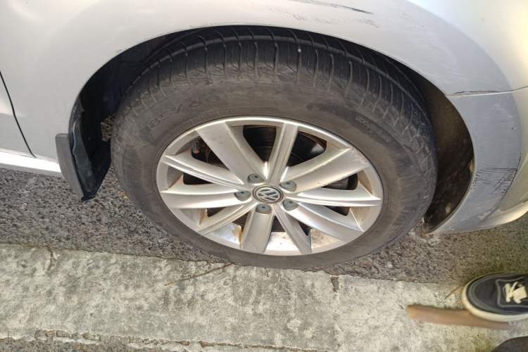 Used Volkswagen Polo 2014 1.4L Automatic Comfort Edition Right Front Wheel Hub