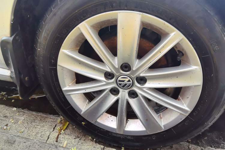 Used Volkswagen Polo 2014 1.4L Automatic Comfort Edition Right Front Wheel Hub