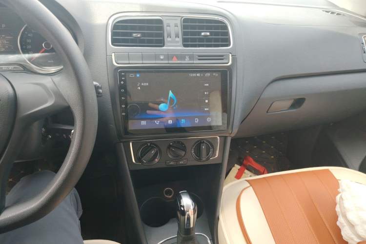 Used Volkswagen Polo 2014 1.4L Automatic Comfort Edition Audio And AC Panel