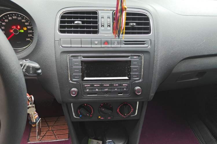 Used Volkswagen Polo 2014 1.6L Automatic Comfort Edition Audio And AC Panel