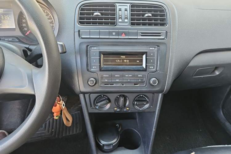 Used Volkswagen Polo 2014 1.4L Manual Fashion Edition Audio And AC Panel