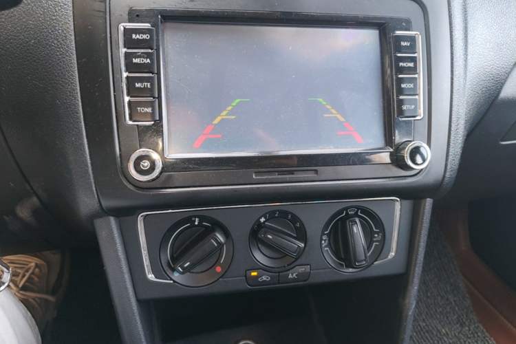 Used Volkswagen Polo 2014 1.6L Automatic Comfort Edition Audio And AC Panel