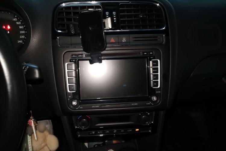 Used Volkswagen Polo 2014 1.6L Automatic Luxury Edition Audio And AC Panel