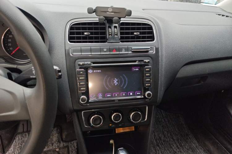 Used Volkswagen Polo 2014 1.6L Automatic Comfort Edition Audio And AC Panel