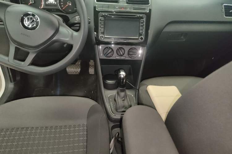 Used Volkswagen Polo 2014 1.4L Automatic Comfort Edition Audio And AC Panel