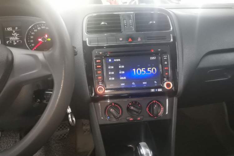 Used Volkswagen Polo 2014 1.6L Automatic Comfort Edition Audio And AC Panel
