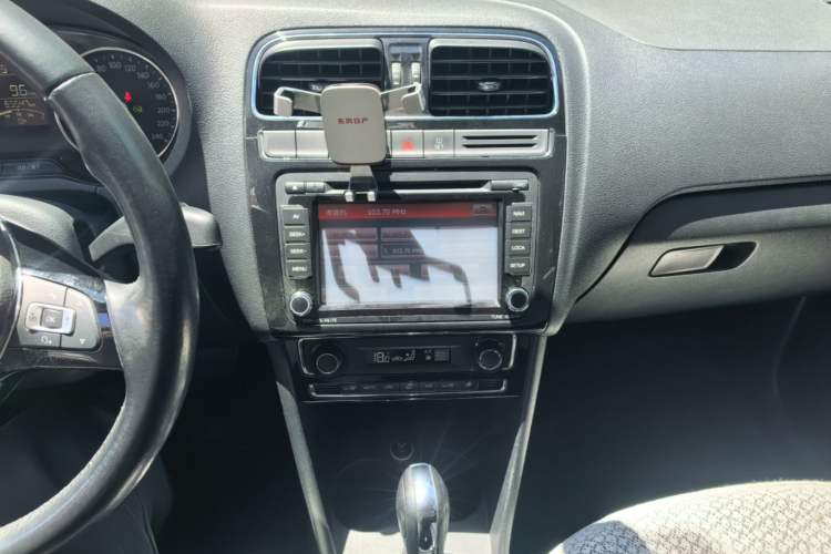 Used Volkswagen Polo 2014 1.6L Automatic Luxury Edition Audio And AC Panel