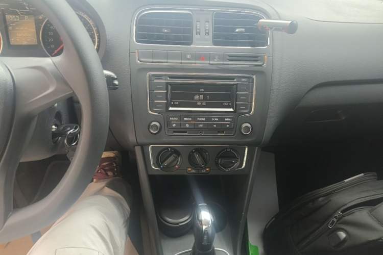 Used Volkswagen Polo 2014 1.6L Automatic Comfort Edition Audio And AC Panel