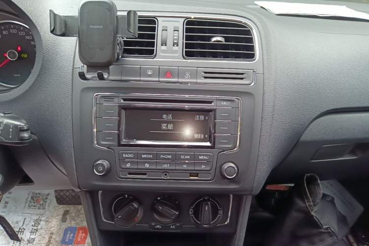 Used Volkswagen Polo 2014 1.6L Automatic Comfort Edition Audio And AC Panel