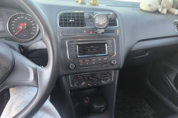 Used Volkswagen Polo 2014 1.4L Manual Comfort Edition Audio And AC Panel