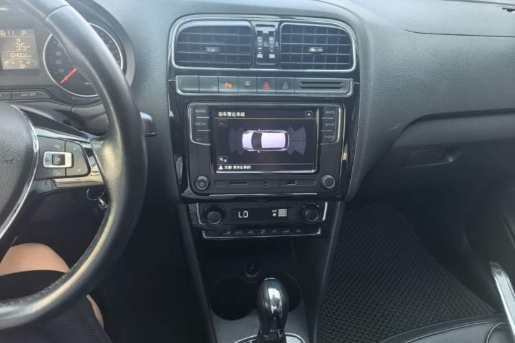 Used Volkswagen Polo 2014 1.6L Automatic Luxury Edition Audio And AC Panel