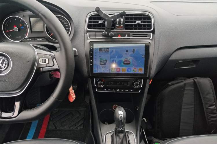 Used Volkswagen Polo 2014 1.6L Automatic Luxury Edition Audio And AC Panel