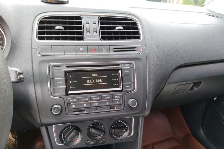 Used Volkswagen Polo 2014 1.4L Automatic Comfort Edition Audio And AC Panel