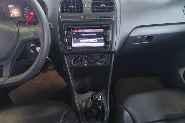 Used Volkswagen Polo 2014 1.4L Manual Fashion Edition Audio And AC Panel
