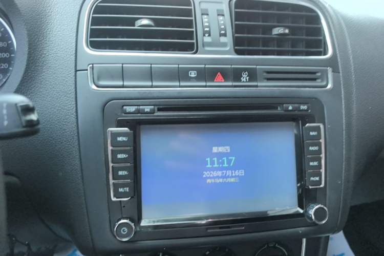 Used Volkswagen Polo 2014 1.6L Automatic Comfort Edition Audio And AC Panel