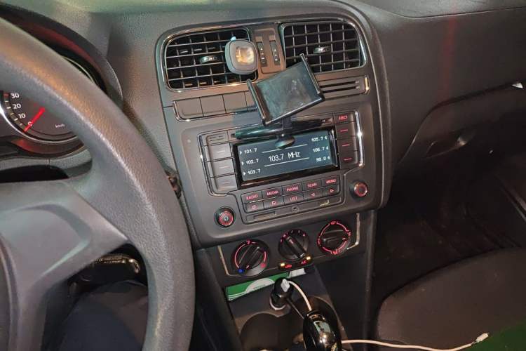 Used Volkswagen Polo 2014 1.6L Automatic Comfort Edition Audio And AC Panel