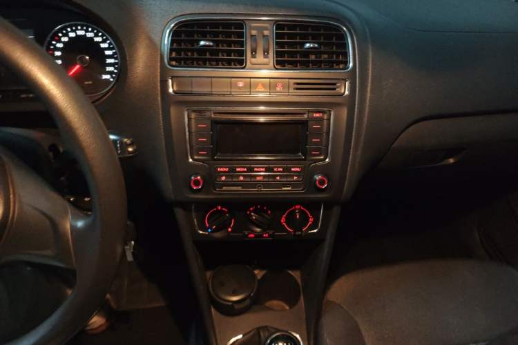 Used Volkswagen Polo 2014 1.6L Manual Comfort Edition Audio And AC Panel