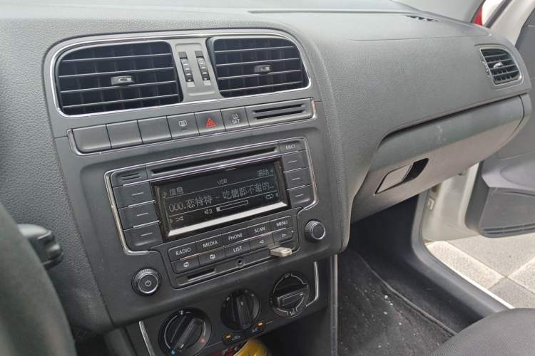 Used Volkswagen Polo 2014 1.4L Automatic Comfort Edition Audio And AC Panel