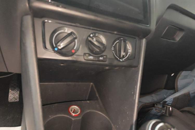 Used Volkswagen Polo 2014 1.4L Manual Fashion Edition Audio And AC Panel