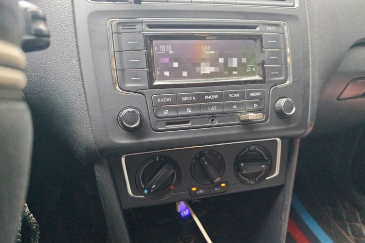 Used Volkswagen Polo 2014 1.4L Automatic Comfort Edition Audio And AC Panel