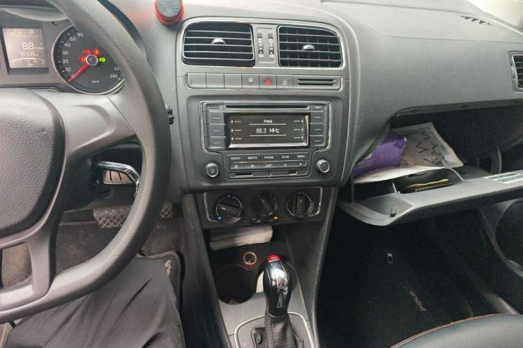 Used Volkswagen Polo 2014 1.6L Automatic Comfort Edition Audio And AC Panel