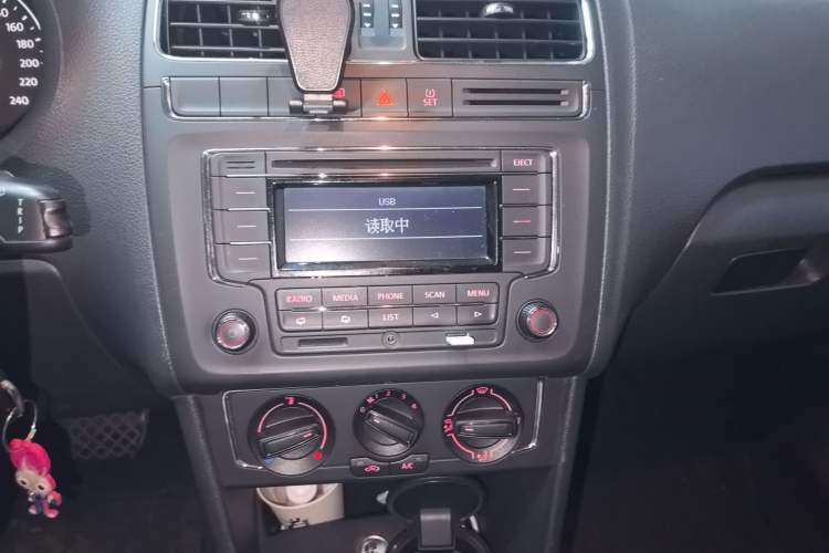 Used Volkswagen Polo 2014 1.6L Automatic Comfort Edition Audio And AC Panel