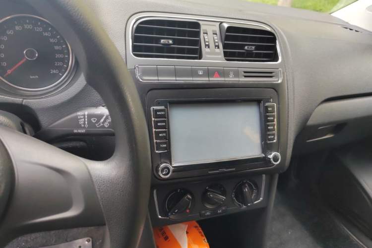 Used Volkswagen Polo 2014 1.4L Automatic Comfort Edition Audio And AC Panel