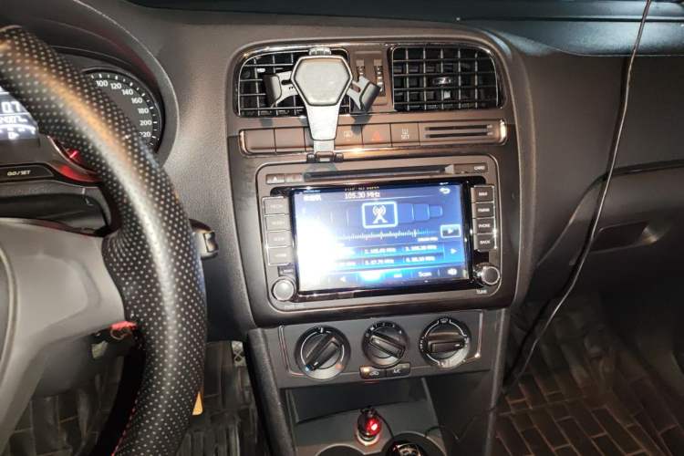 Used Volkswagen Polo 2014 1.6L Automatic Comfort Edition Audio And AC Panel