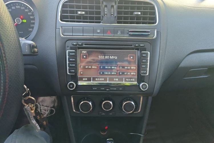 Used Volkswagen Polo 2014 1.4L Automatic Comfort Edition Audio And AC Panel