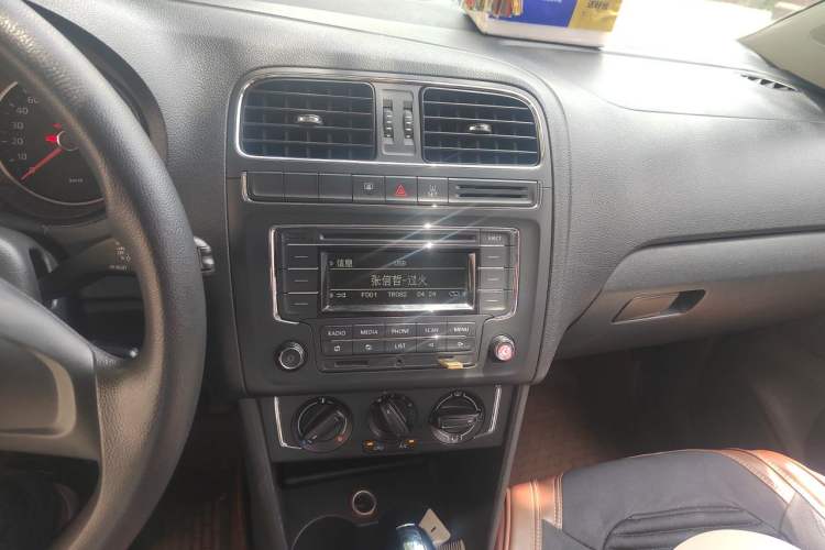 Used Volkswagen Polo 2014 1.6L Automatic Comfort Edition Audio And AC Panel