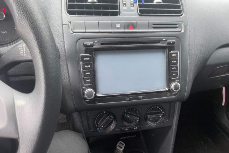 Used Volkswagen Polo 2014 1.4L Manual Fashion Edition Audio And AC Panel