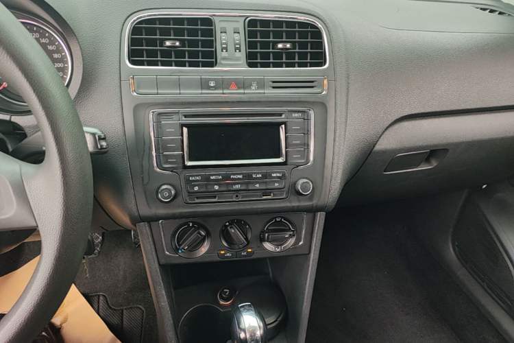 Used Volkswagen Polo 2014 1.6L Automatic Comfort Edition Audio And AC Panel